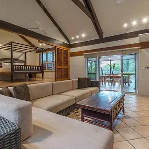 https://10-wharf-street-a-tropical-family-home.queenslandhotels.net
