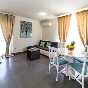 apartments-maestral-krk-island.primorje-gorskikotar.com/