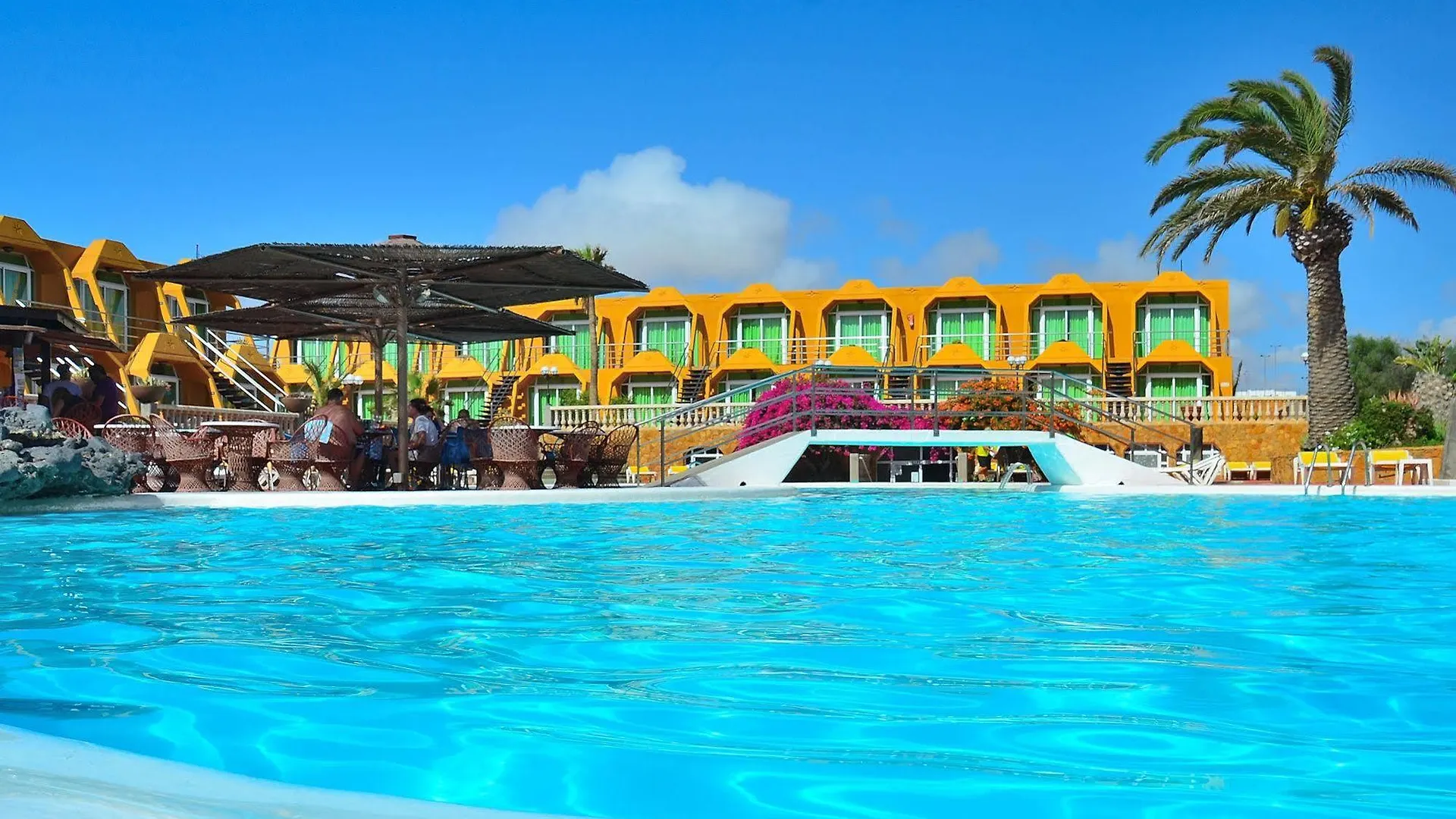 Aparthotel La Piramide contacts